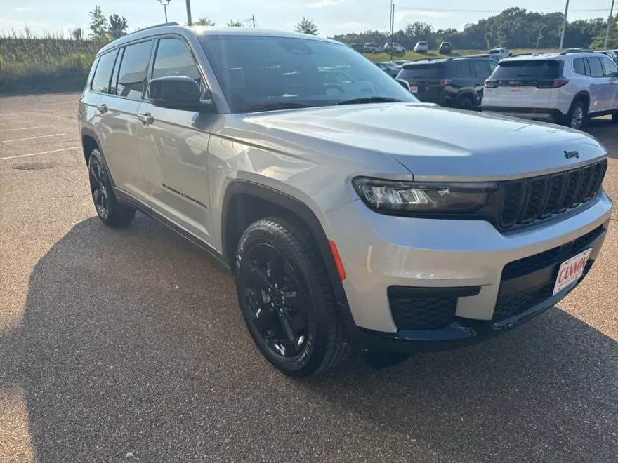 2023 Jeep Grand Cherokee Altitude photo 1