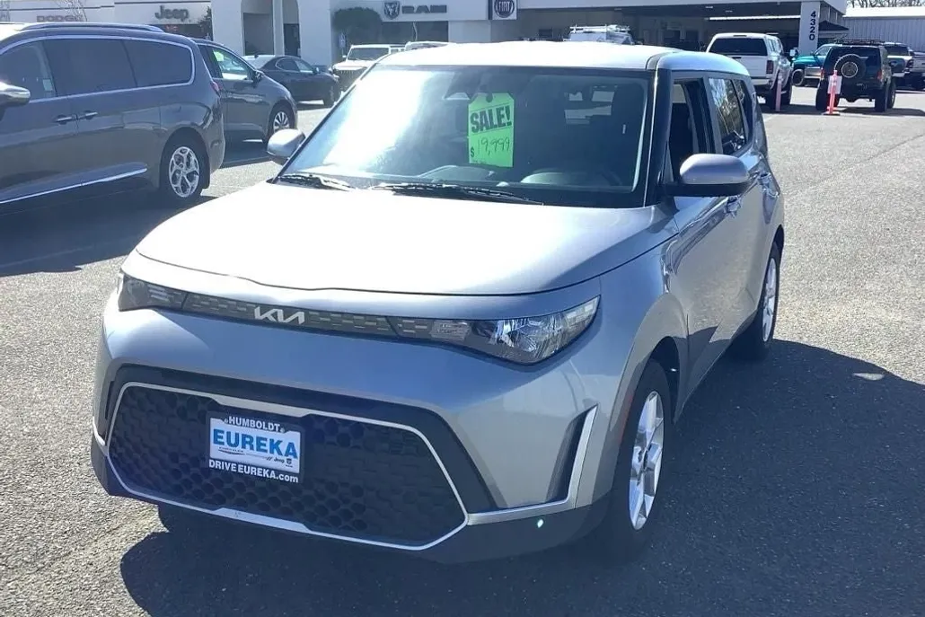 2023 Kia Soul LX photo 1
