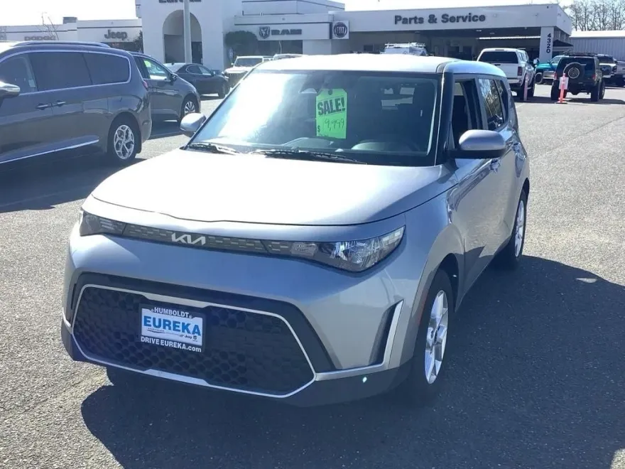 2023 Kia Soul LX photo 1