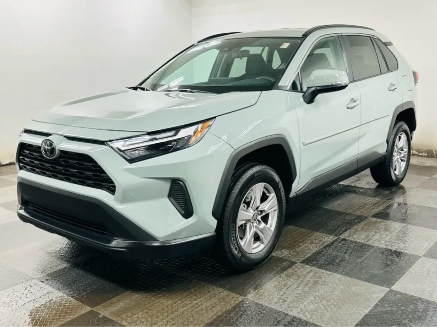 2023 Toyota RAV4 XLE photo 1