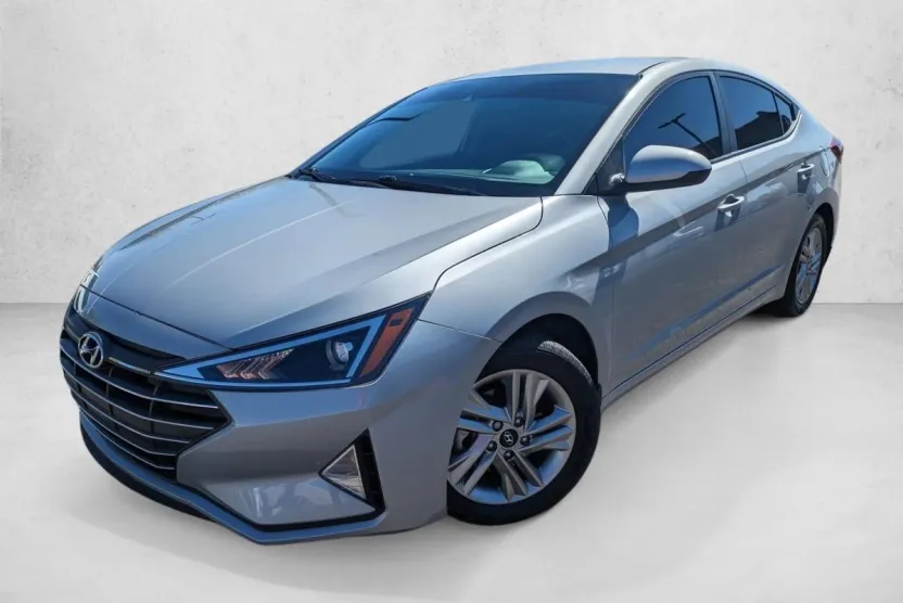 2020 Hyundai Elantra SEL photo 1