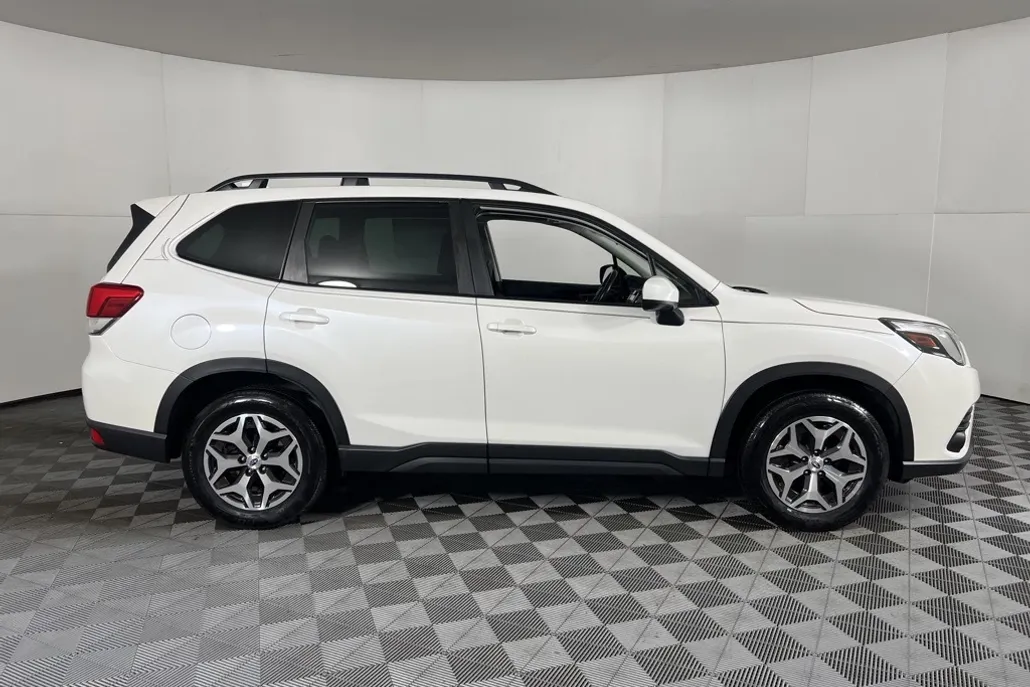 2022 Subaru Forester Premium photo 1