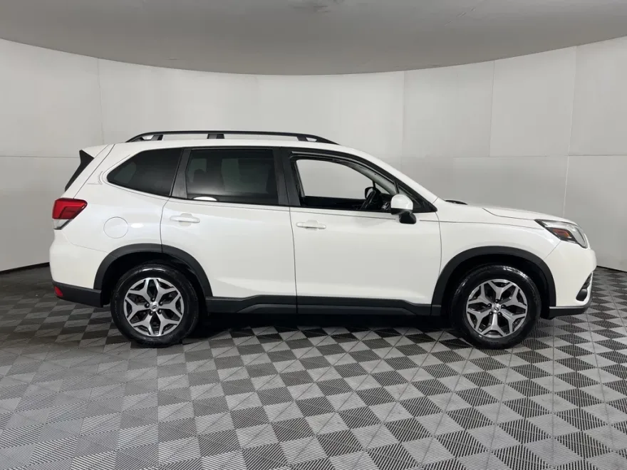 2022 Subaru Forester Premium photo 1