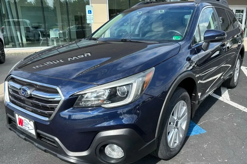 2018 Subaru Outback Premium photo 1