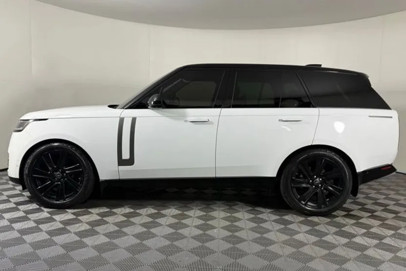 2023 Land Rover Range Rover SE photo 1