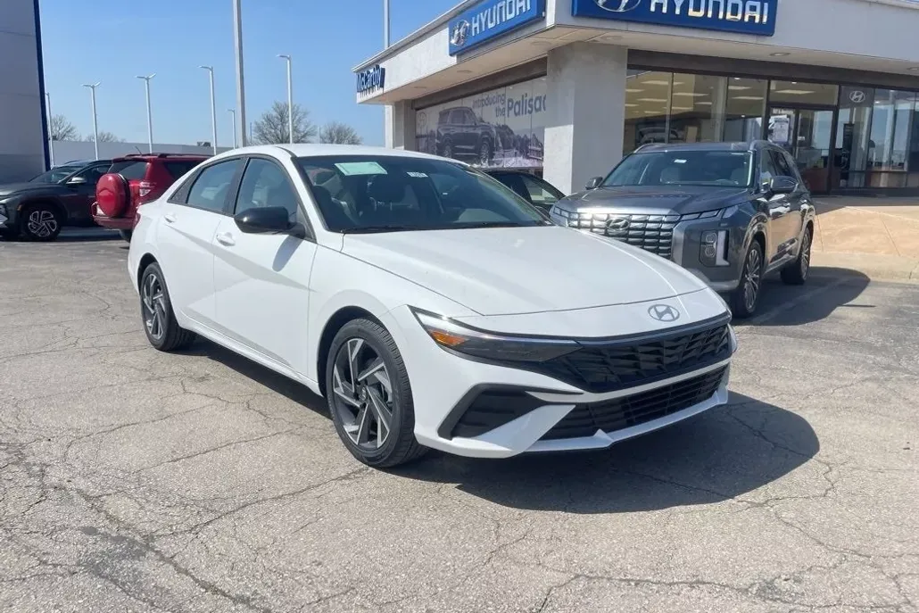 2025 Hyundai Elantra SEL Sport photo 1