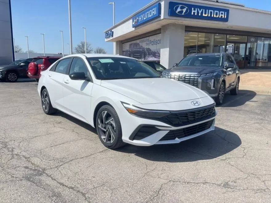 2025 Hyundai Elantra SEL Sport photo 1