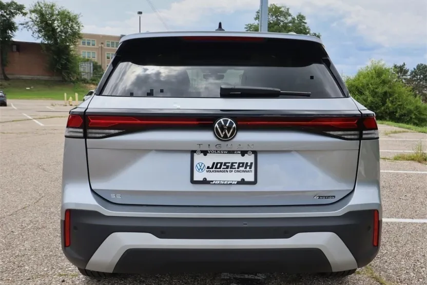 2025 Volkswagen Tiguan SE photo 1