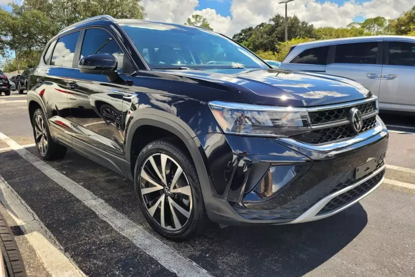2023 Volkswagen Taos SE photo 1
