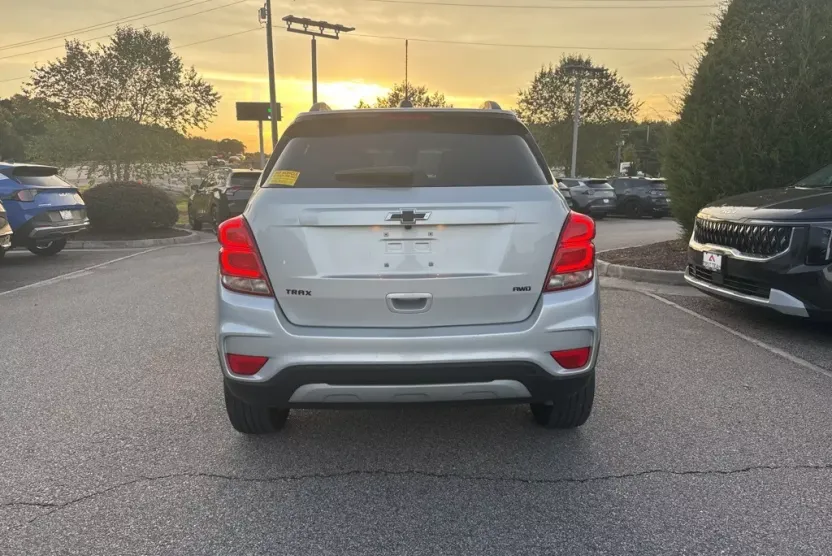 2022 Chevrolet Trax LT photo 1