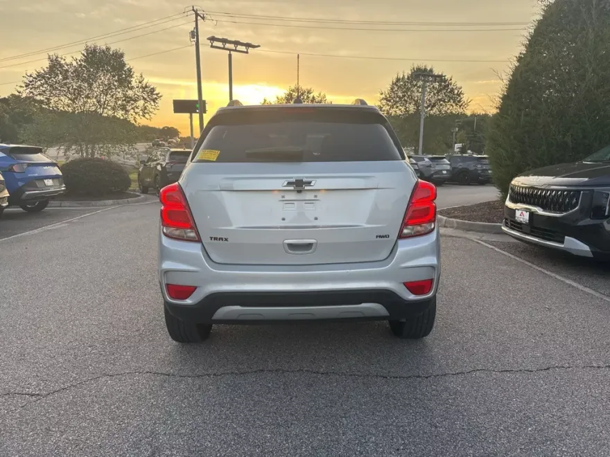 2022 Chevrolet Trax LT photo 1