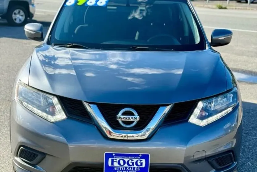 2015 Nissan Rogue SV photo 1