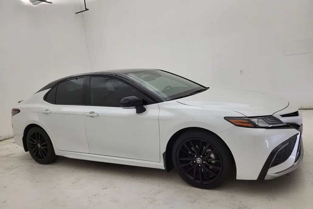 2022 Toyota Camry Hybrid XSE photo 1