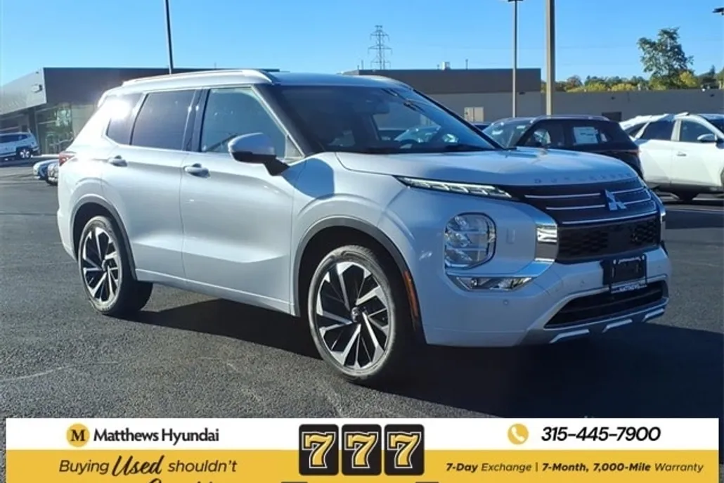 2022 Mitsubishi Outlander SEL photo 1