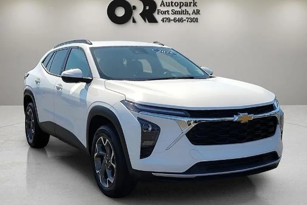 2025 Chevrolet Trax LT photo 1