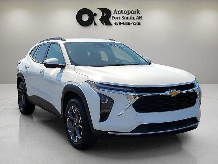 2025 Chevrolet Trax LT photo 1