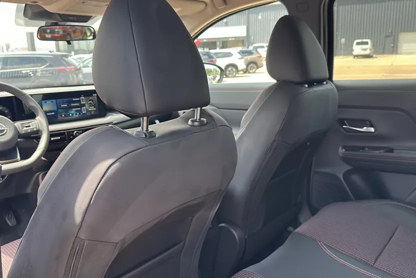 2025 Nissan Kicks SR photo 1