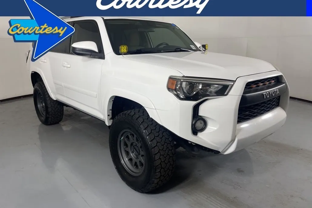 2019 Toyota 4Runner SR5 photo 1