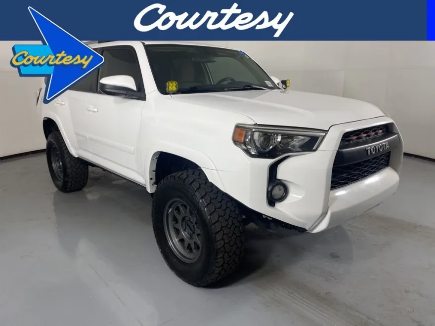 2019 Toyota 4Runner SR5 photo 1