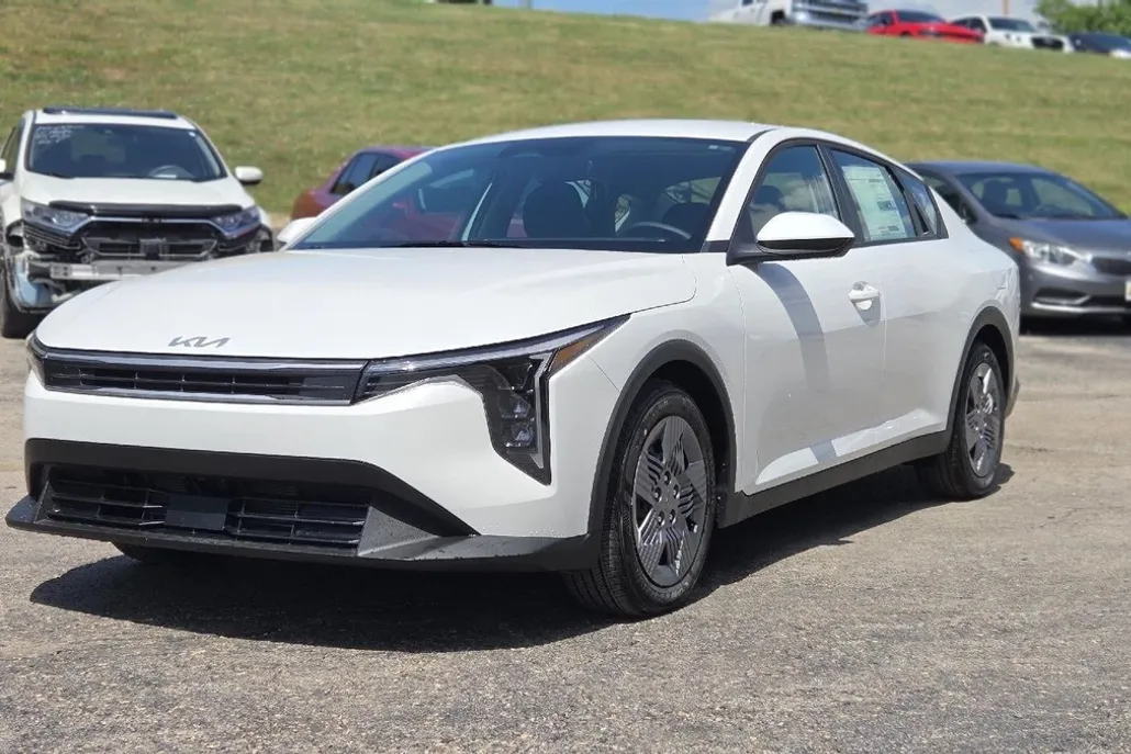 2025 Kia K4 LX photo 1