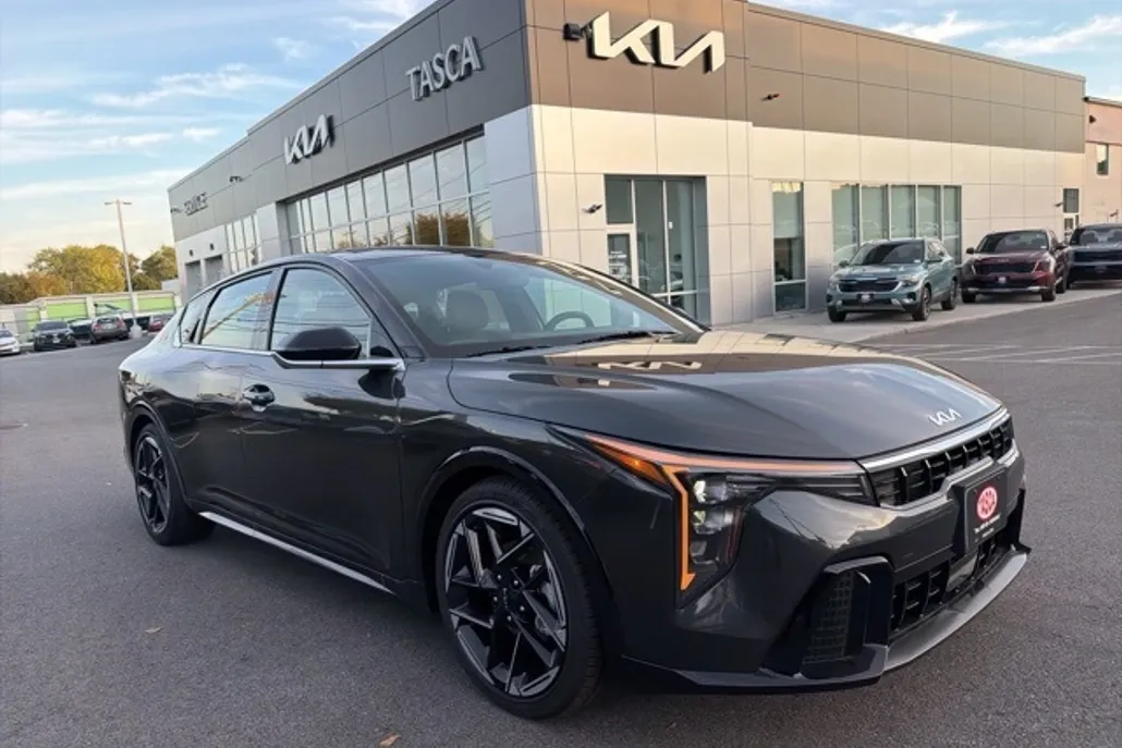 2025 Kia K4 GT-Line photo 1