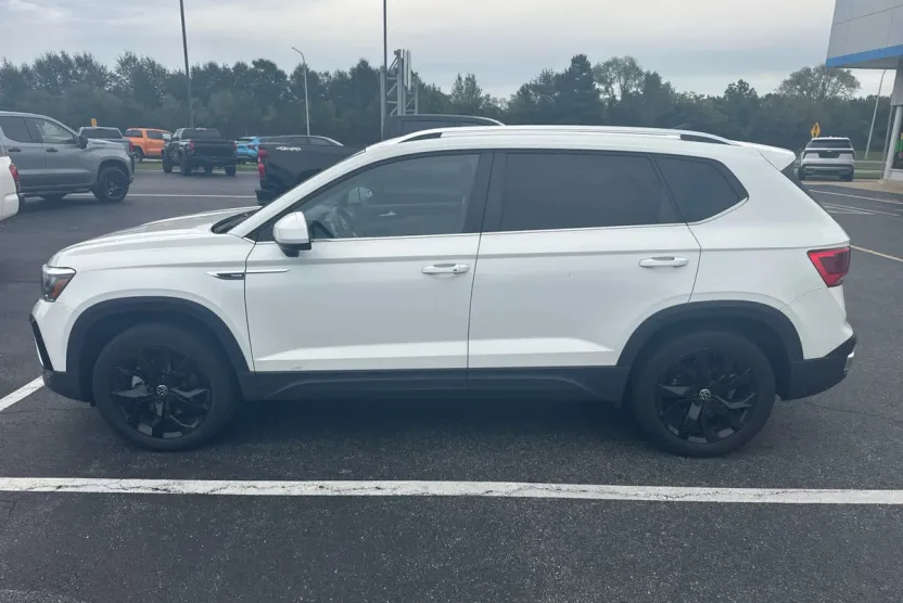 2022 Volkswagen Taos SE photo 1