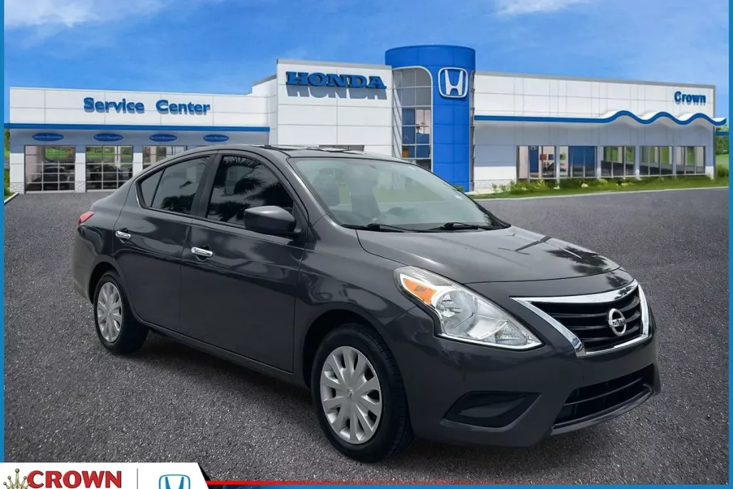 2015 Nissan Versa SV Sedan photo 1