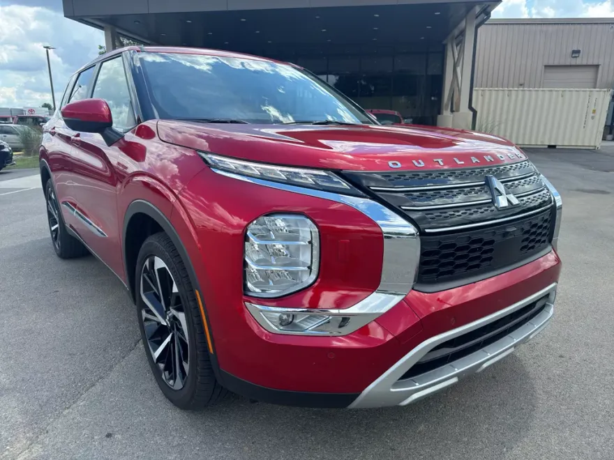 2023 Mitsubishi Outlander SE photo 1