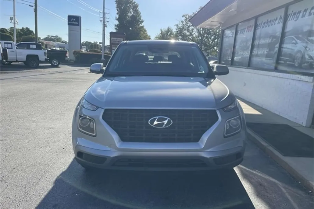 2025 Hyundai Venue SE photo 1