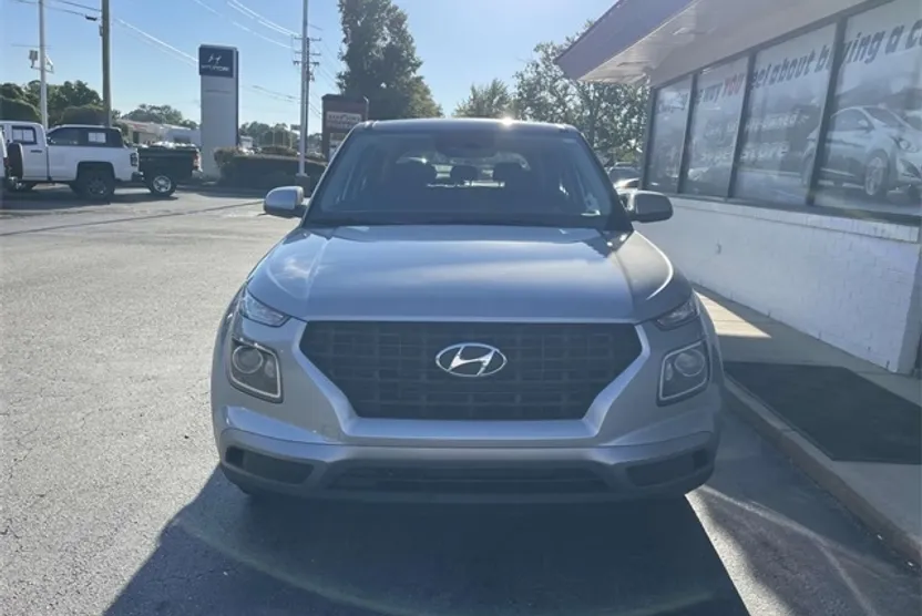 2025 Hyundai Venue SE photo 1