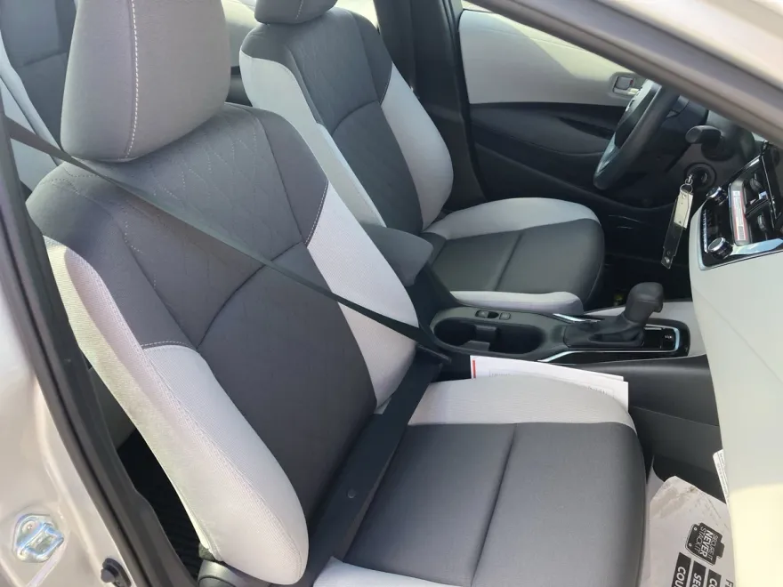 2025 Toyota Corolla LE photo 1
