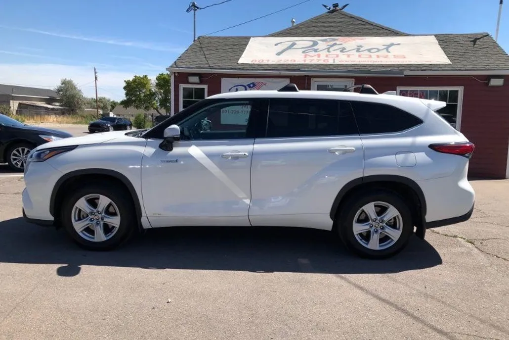 2020 Toyota Highlander Hybrid LE photo 1