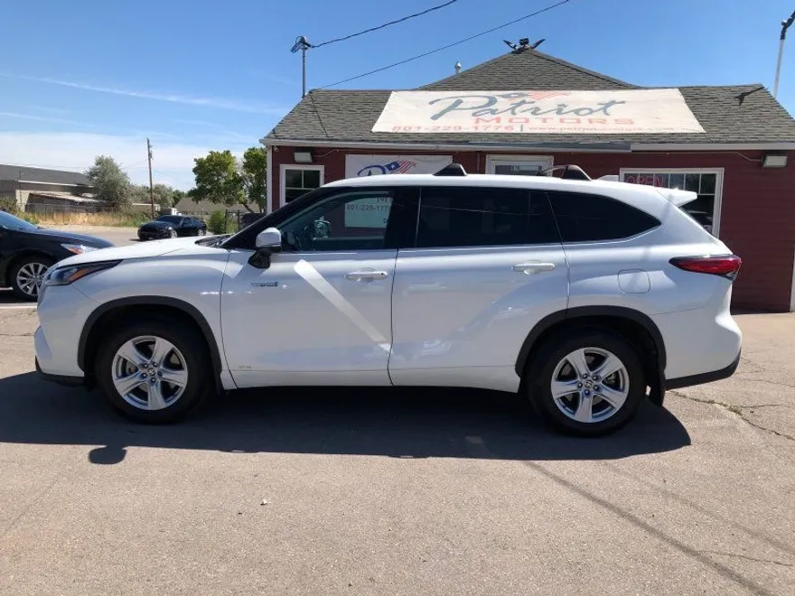 2020 Toyota Highlander Hybrid LE photo 1