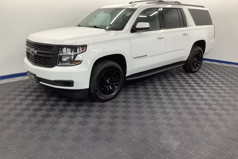 2019 Chevrolet Suburban LT photo 1