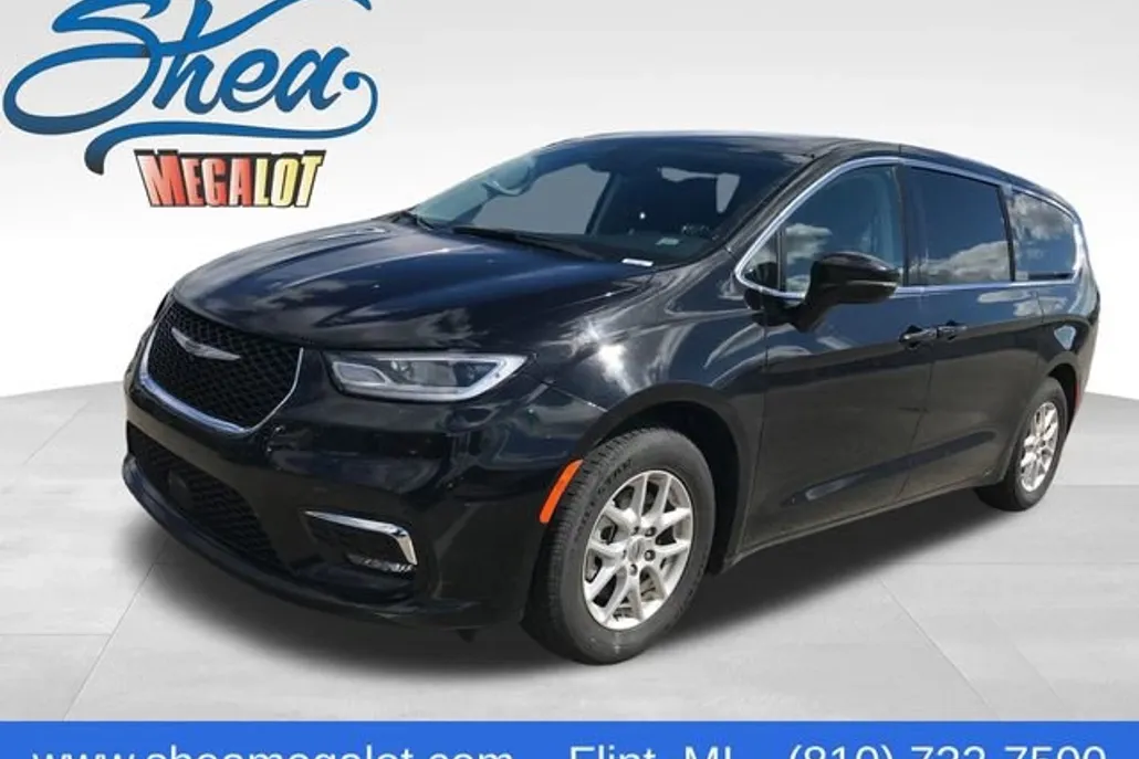 2024 Chrysler Pacifica Touring L photo 1