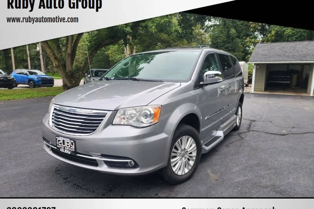 2014 Chrysler Town & Country Limited photo 1