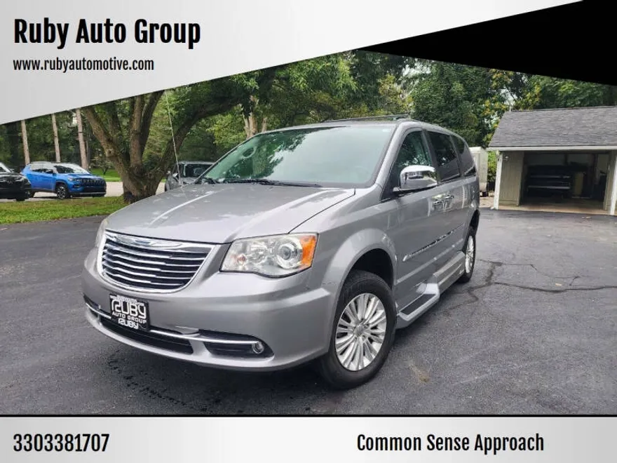 2014 Chrysler Town & Country Limited photo 1