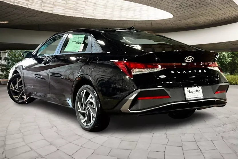 2025 Hyundai Elantra SEL Sport photo 1