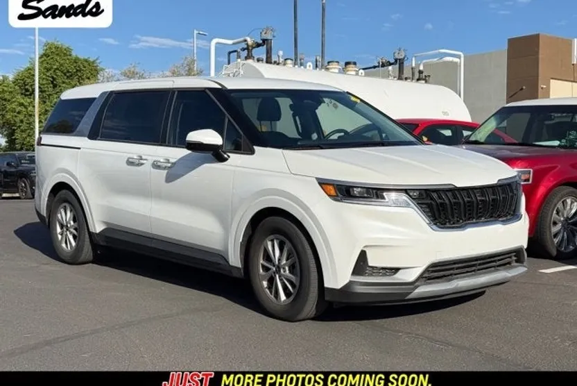 2024 Kia Carnival LX photo 1