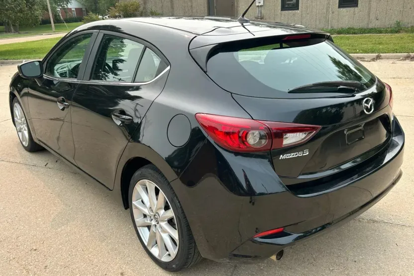 2017 Mazda Mazda3 Touring 2.5 Hatchback photo 1
