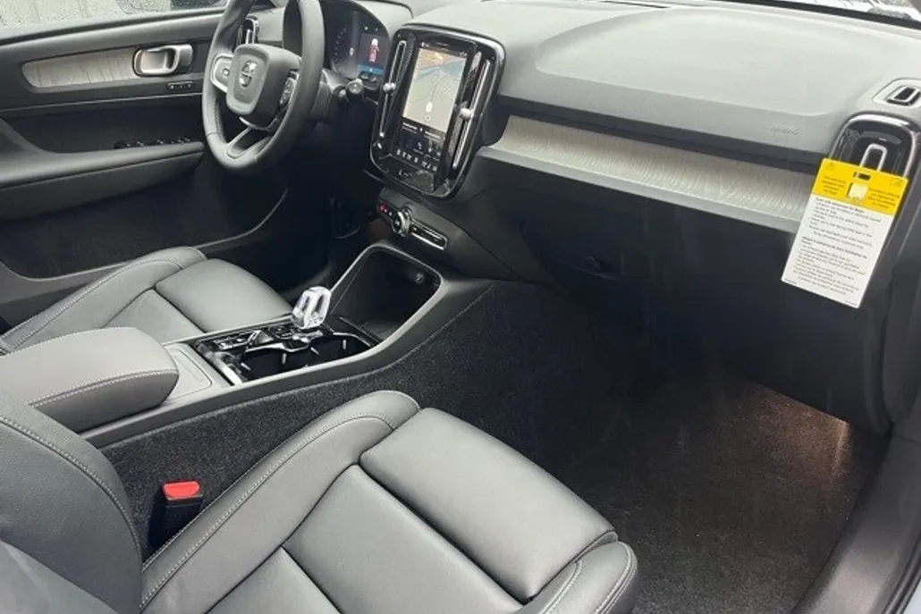 2026 Volvo XC40 Plus photo 1