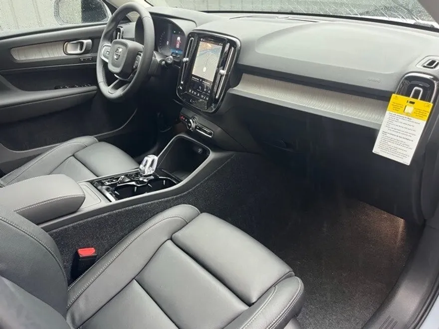 2026 Volvo XC40 Plus photo 1
