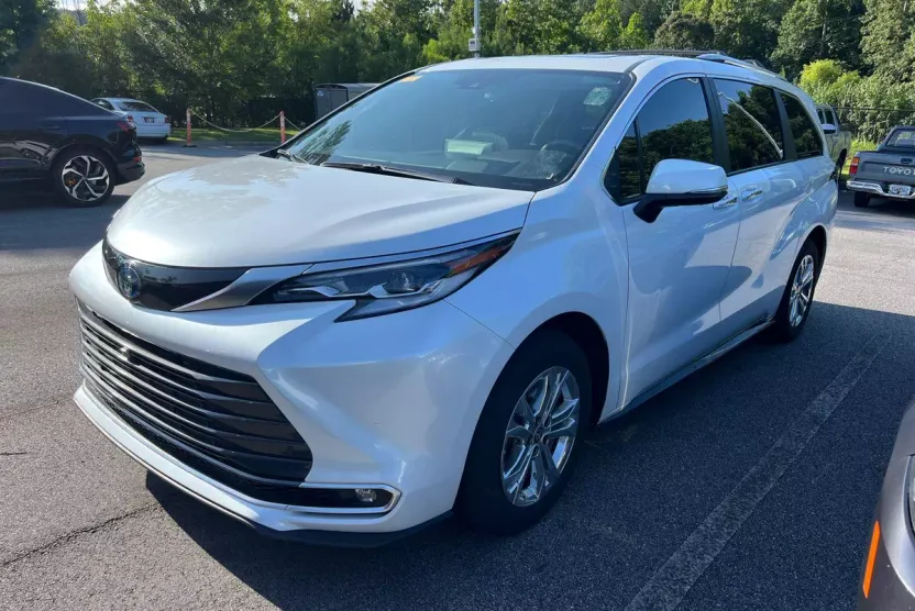 2023 Toyota Sienna Platinum photo 1