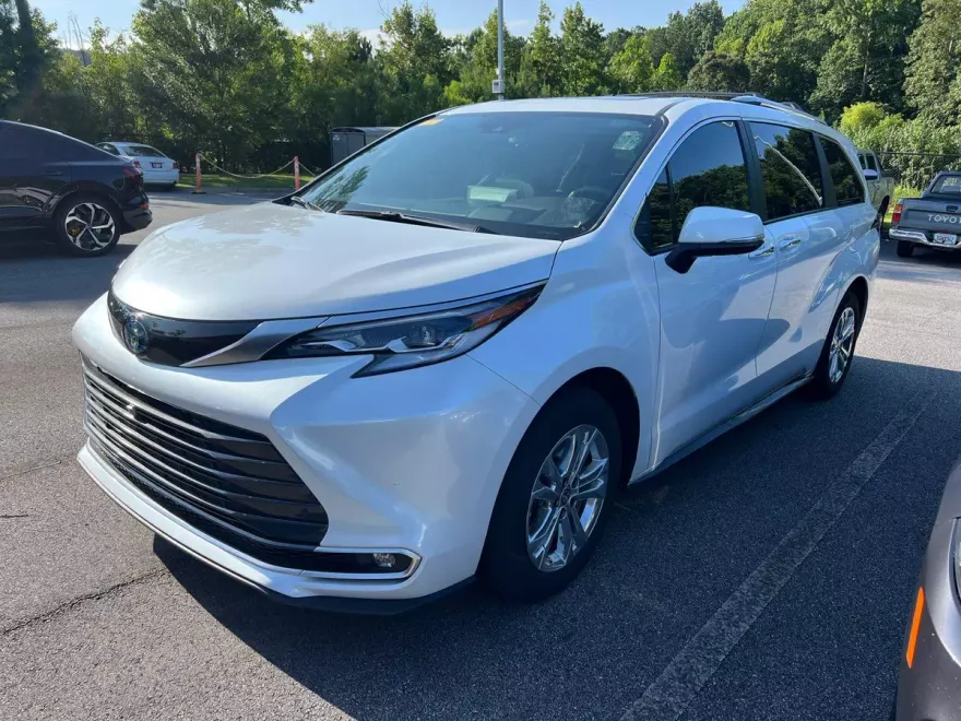 2023 Toyota Sienna Platinum photo 1