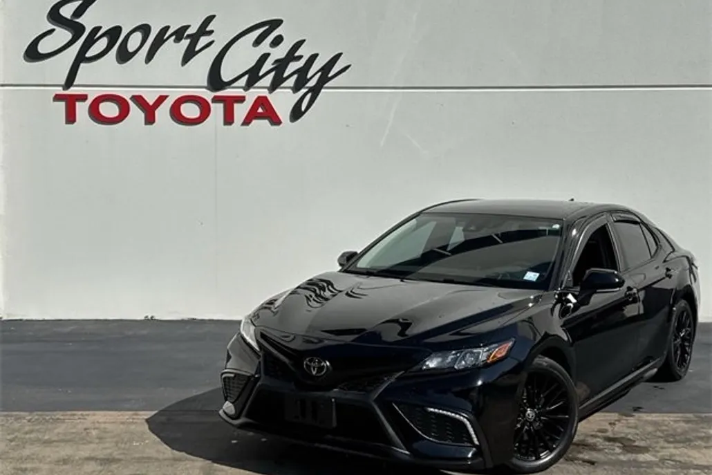 2022 Toyota Camry SE photo 1