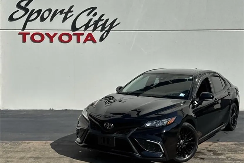 2022 Toyota Camry SE photo 1