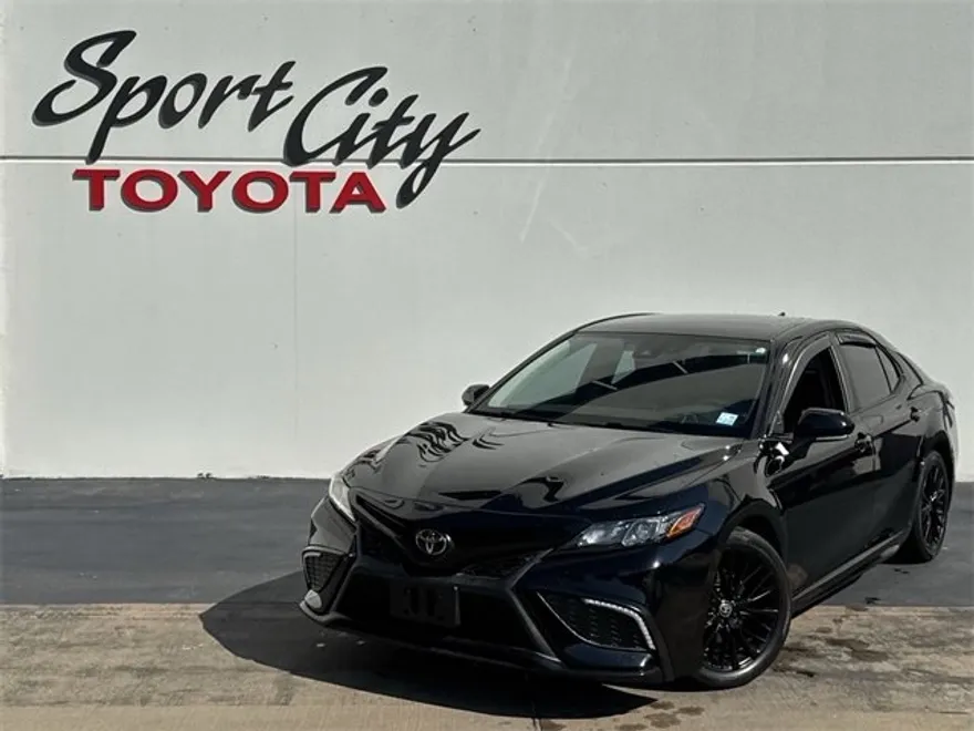 2022 Toyota Camry SE photo 1