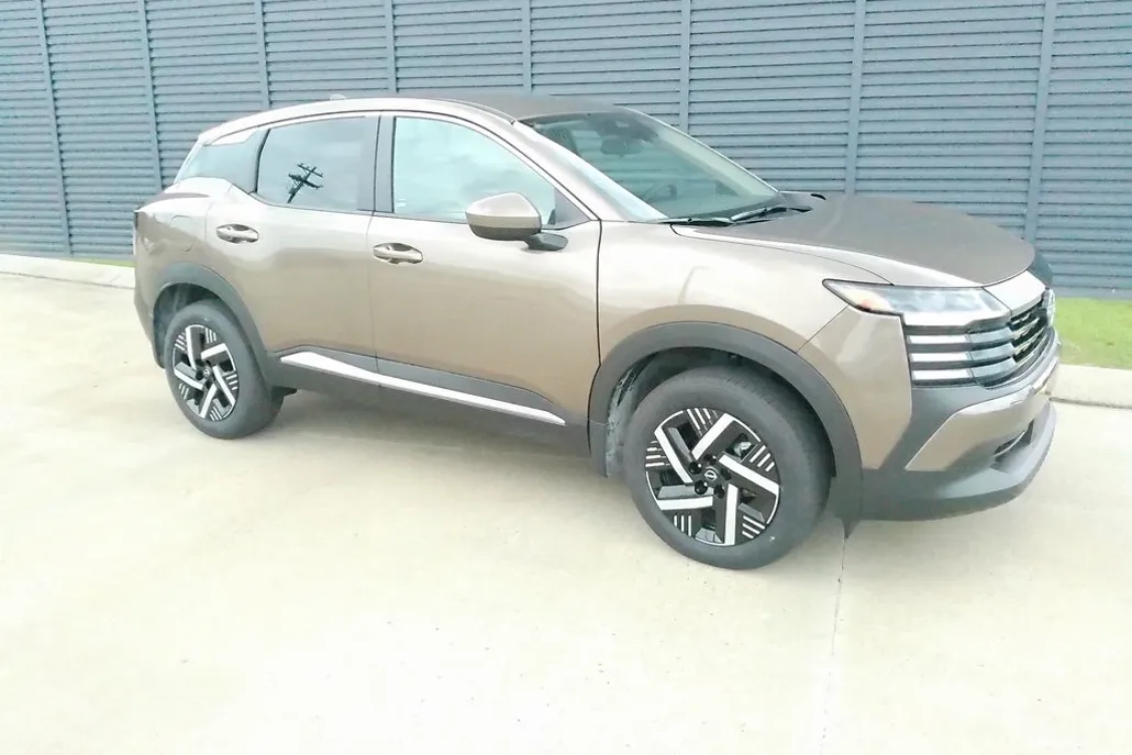 2025 Nissan Kicks SV photo 1