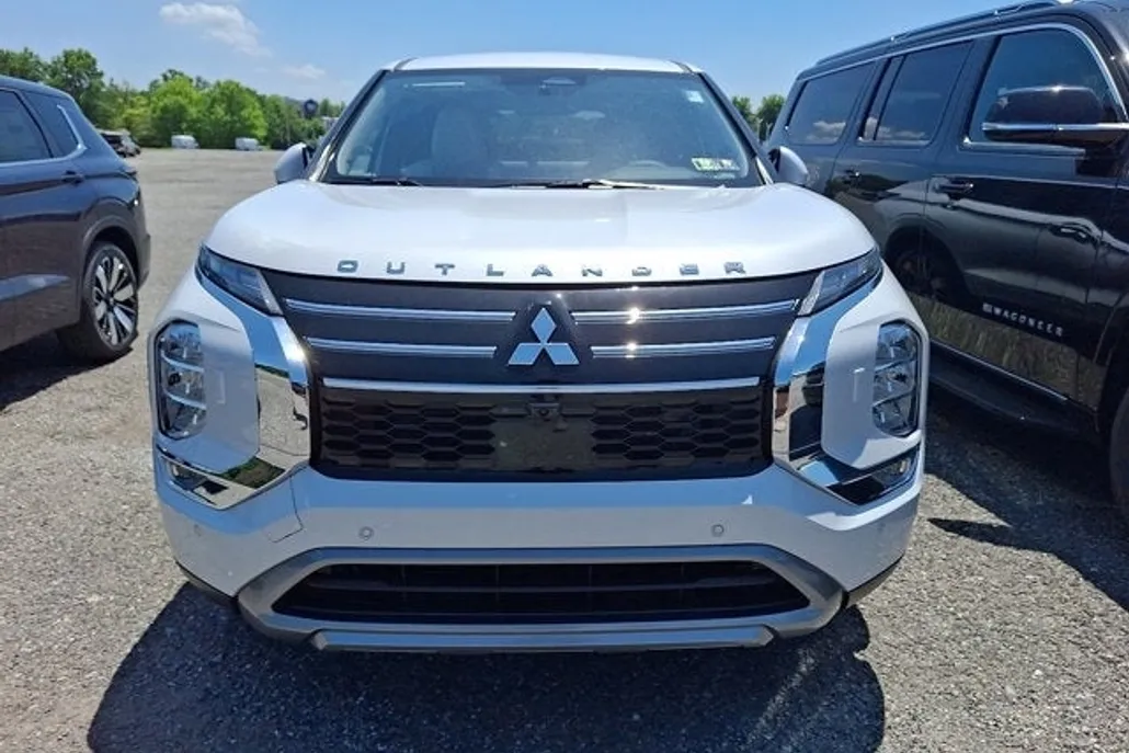 2025 Mitsubishi Outlander SE photo 1