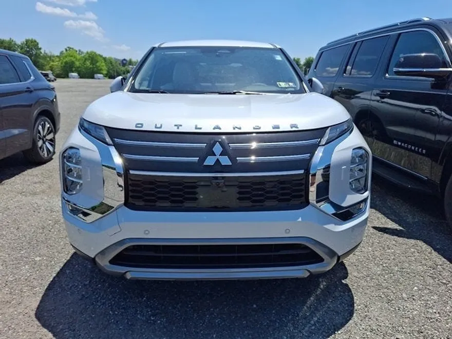 2025 Mitsubishi Outlander SE photo 1